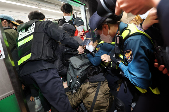 전장연 출근길 지하철 시위