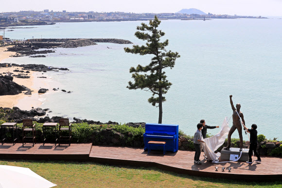 제주 바닷가서 프레디 머큐리 동상 제막