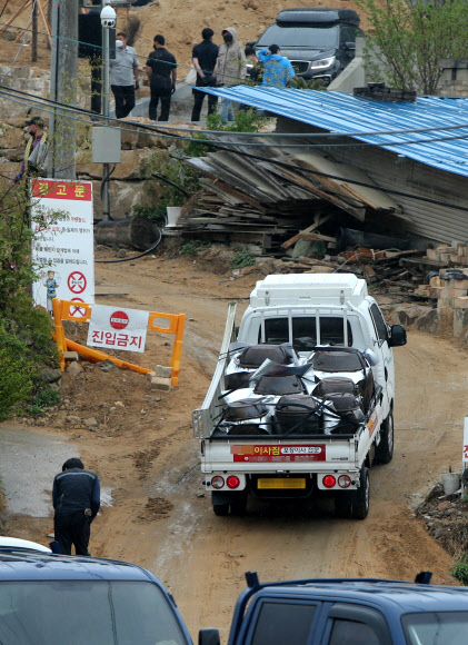 평산마을 사저로 들어가는 이사짐