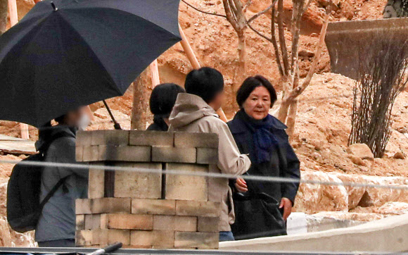 이사 살피는 김정숙 여사