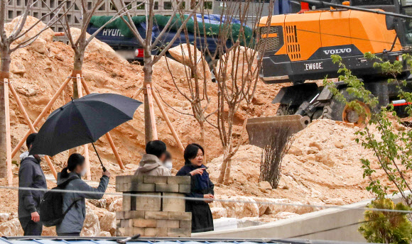 이사 살피는 김정숙 여사