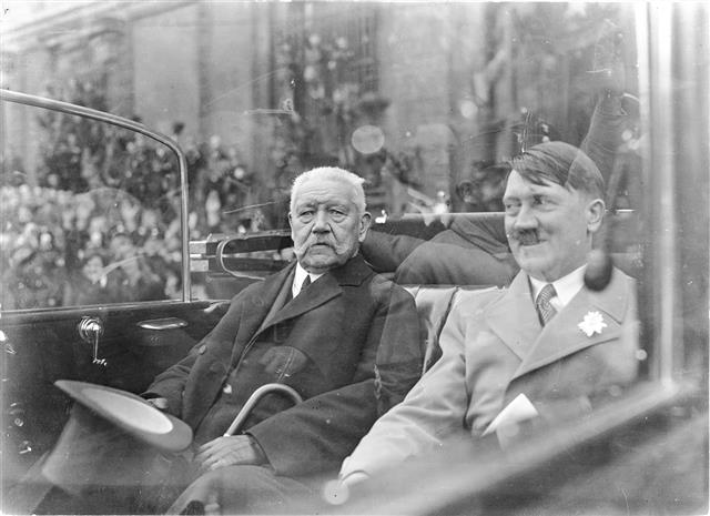 ‘나치와 히틀러’를 내세운 독일과 도쿄 대공습을 주도한 미군 지휘부의 결정 과정은 역사 속 선택의 의미를 돌아보게 한다. 1933년 5월 노동절 행사에 참석한 독일 바이마르 공화국의 제2대 대통령 파울 폰 힌덴부르크(왼쪽)와 아돌프 히틀러. 힌덴부르크는 반민주 세력의 분노를 잠재우기 위한 ‘간판’으로 히틀러를 총리로 세운다.  눌와출판사 제공