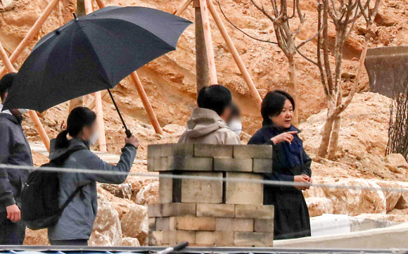 이사 살피는 김정숙 여사