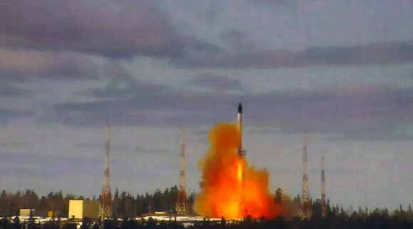 핵탄두를 장착할 수 있는 러시아의 차세대 ICBM 사르마트가 20일(현지시간) 아르한겔스크주의 플레세츠크 우주기지에서 발사되고 있다. 플레세츠크 AFP 연합뉴스