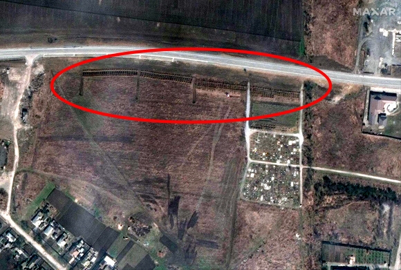 막사 테크놀로지가 지난 3일 찍은 만후시 공동묘지 위성 사진. 붉은 동그라미 부분이 새로 생겨난 무덤이다. AP 연합뉴스