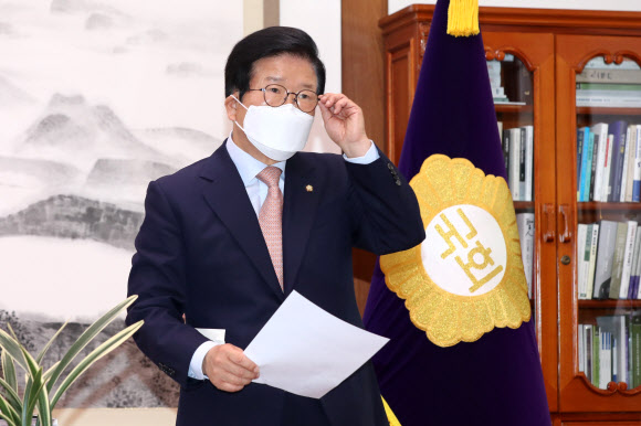 박병석 국회의장이 22일 오전 국회 의장실에서 검찰개혁 관련 입장을 발표하기 위해 자리로 이동하고 있다. 2022.4.22 [국회사진기자단] 연합뉴스