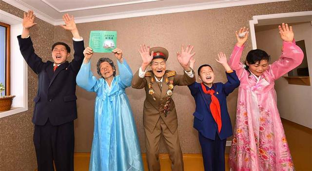 북한 노동당 기관지 노동신문은 23일 대규모 살림집이 건설된 평양 송화거리와 경루동에 입사한 인민들의 목소리를 전했다. 신문은 “(김정은) 총비서 동지를 우러러 심장으로 터치는 인민의 고마움의 목소리가 4월의 이 강산을 더욱 따뜻하게 해주고 있다”라고 보도했다.  평양 노동신문·뉴스1