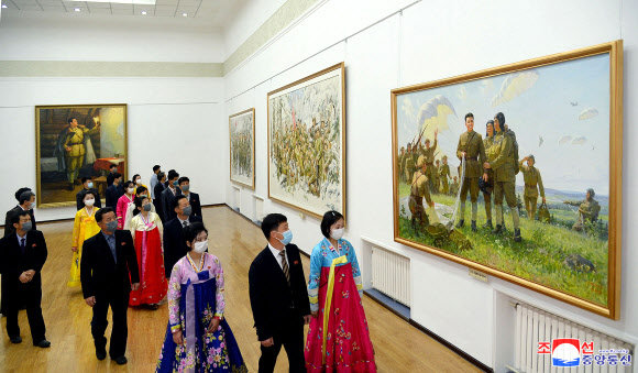 북한이 지난 22일 조선미술박물관에서 ‘조선인민혁명군(항일유격대) 창건 90주년’(4월 25일) 경축 중앙연구토론회가 개막됐다고 조선중앙통신이 23일 보도했다. 2022.4.23  평양 조선중앙통신·연합뉴스