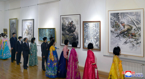 북한이 지난 22일 조선미술박물관에서 ‘조선인민혁명군(항일유격대) 창건 90주년’(4월 25일) 경축 중앙연구토론회가 개막됐다고 조선중앙통신이 23일 보도했다. 2022.4.23  평양 조선중앙통신·연합뉴스