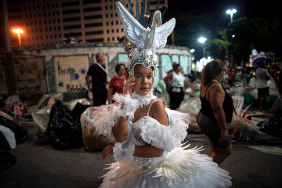 22일(현지시간) 브라질 리우데자네이루 삼바드로무에서 열린 카니발 축하 퍼레이드에서 삼바 학교 무용단이 화려한 의상을 입고 춤을 추고 있다. AFP 연합뉴스