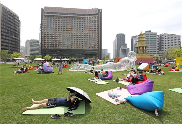 23일 서울광장에 설치된 야외도서관 ‘책 읽는 서울광장’에서 시민들이 잔디에 앉아 책을 읽고 있다. 책 읽는 서울광장은 탁 트인 서울광장을 서울도서관과 연계해 시민 누구나 자유롭게 책과 쉼, 문화를 누릴 수 있게 한 도심 속 열린 야외 도서관이다. 이번 행사는 이날부터 오는 10월말 까지 매주 금요일과 토요일 운영된다. 2022.4.23 뉴스1