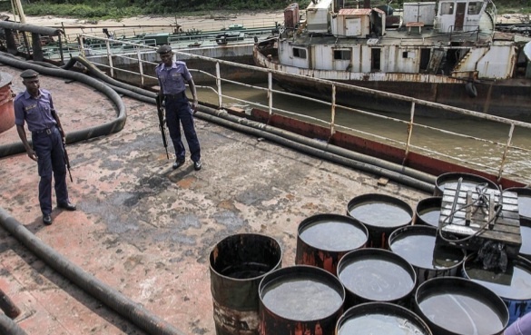 나이지리아 니제르 삼각주에서 적발된 불법 석유 거래 현장. 본 기사와는 관계 없음. EPA 연합뉴스