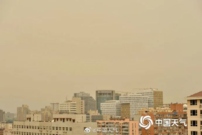 현지시간으로 21일 황사로 뒤덮인 중국 수도 베이징 하늘