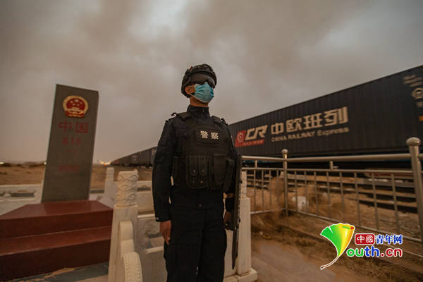 현지시간으로 20일 중국 네이멍구자치구의 국경 검문소가 황사로 인한 붉은 하늘로 뒤덮였다.