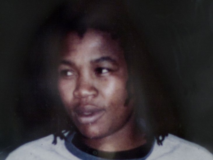 2008년 남아프리카공화국 여자 축구팀 국가대표였던 에우디 시멜레인은 레즈비언이라는 이유로 집단 강간과 구타를 당한 후 칼에 찔려 사망했다.