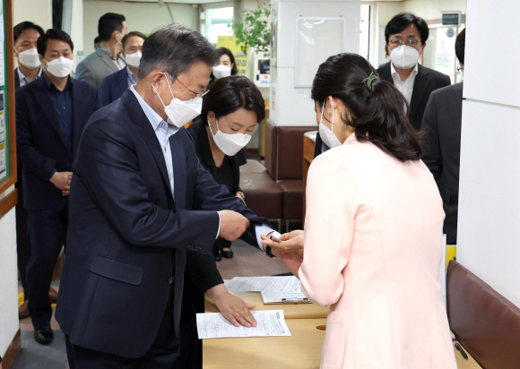 문재인 대통령과 김정숙 여사가 25일 오전 서울 종로구보건소에서 코로나19 4차 백신접종을 하기전 체온을 측정하고 있다.2022. 4. 25  박지환 기자