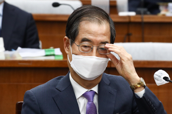 한덕수 국무총리 후보자가 25일 국회에서 열린 인사청문특별위원회에 참석해 안경을 고쳐쓰고 있다.2022. 4. 25  김명국 기자