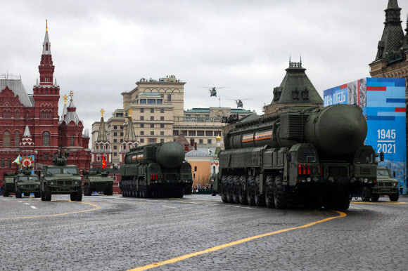 러시아의 대륙간탄도미사일(ICBM) RS-24가 러시아 승전기념일인 5월 9일 모스크바 붉은 광장에서 열린 열병식에 모습을 드러내고 있다. 2021.5.9 AFP 연합뉴스