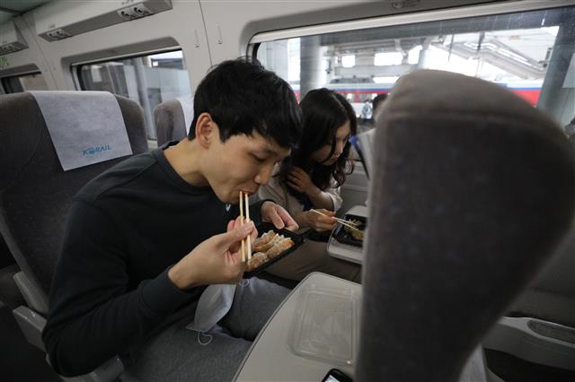 25일 서울역에서 출발하는 부산행 고속철(KTX)에서 시민들이 음식물을 섭취하고 있다. 코로나19가 이날부터 2급 감염병으로 하향 전환되면서 실내 다중이용시설의 취식 금지가 해제됐다. 다만 지자체에 따라 시내 주행 교통기관의 취식 규정은 다른데, 서울의 경우 시내버스와 마을버스의 취식은 금지되며 지하철도 ‘금지 권고’된다. 뉴스1