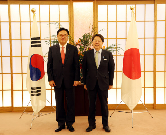 한일 정책협의대표단 단장인 정진석(왼쪽) 국회부의장과 하야시 요시마사 일본 외무상이 25일 일본 도쿄 외무성에서 면담하기에 앞서 기념사진을 찍고 있다. 2022.4.25 한일 정책협의대표단 제공
