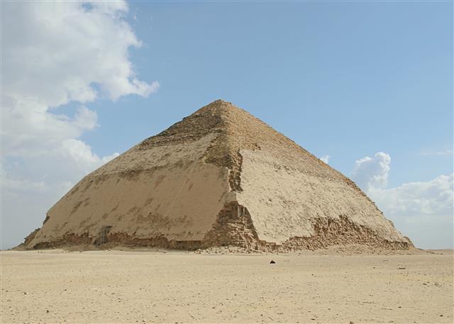상부가 완만한 경사로 이뤄진 다슈르의 굴절 피라미드.