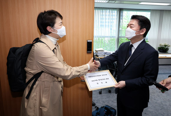 김은혜, 경기도 건의사항 들고 인수위 찾아