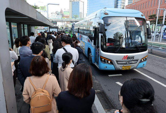 서울 버스업계 노사 협상이 타결된 26일 오전 서울역환승센터에서 시민들이 버스를 기다리고 있다. 2022.4.26  연합뉴스