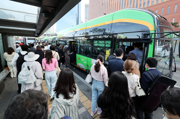 서울 버스업계 노사 협상이 타결된 26일 오전 서울역환승센터에서 시민들이 버스에 타고 있다. 2022.4.26  연합뉴스