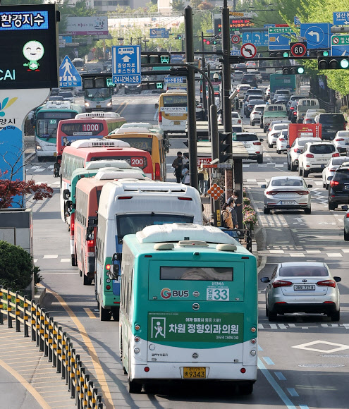 26일 예고된 버스 총파업은 파업 철회 및 유보로 우려했던 교통대란은 일어나지 않았다. 서울, 부산 등 5개 지역 노사는 막한 협상을 타결했지만, 대구 지역 노사는 조정 기한을 연장하기로 했다. 경기 노조는 노동쟁의 조정신청을 취하하면서 파업 유보를 결정했다. 사진은 26일 오전 경기도 고양시 일산동구청 인근 도로 위로 버스들이 지나는 모습. 2022.4.26  연합뉴스