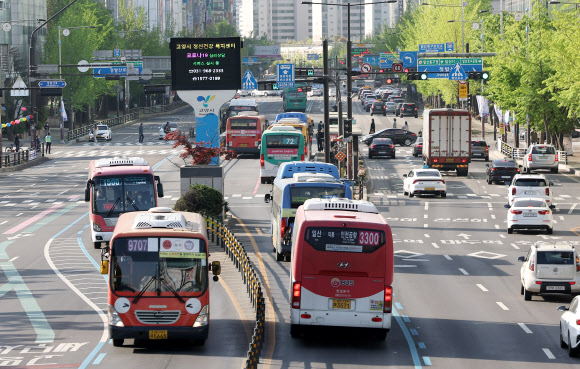 26일 예고된 버스 총파업은 파업 철회 및 유보로 우려했던 교통대란은 일어나지 않았다. 서울, 부산 등 5개 지역 노사는 막한 협상을 타결했지만, 대구 지역 노사는 조정 기한을 연장하기로 했다. 경기 노조는 노동쟁의 조정신청을 취하하면서 파업 유보를 결정했다. 사진은 26일 오전 경기도 고양시 일산동구청 인근 도로 위로 버스들이 지나는 모습. 2022.4.26  연합뉴스