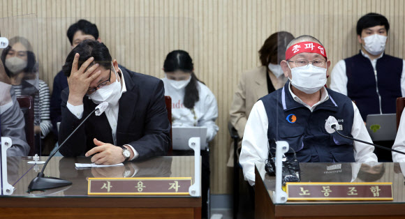 26일 새벽 서울 영등포구 서울지방노동위원회에서 서울 시내버스 노조와 사측이 조정에 실패하며 협상이 결렬되자 박점곤 서울시버스노동조합 위원장(오른쪽)과 조장우 서울시버스운송사업조합 이사장이 생각에 잠겨있다. 2022.4.26  연합뉴스