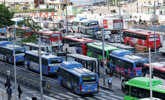 서울 버스업계 노사 협상이 타결된 26일 오전 서울역환승센터에 버스가 줄줄이 도착하고 있다. 2022.4.26  연합뉴스