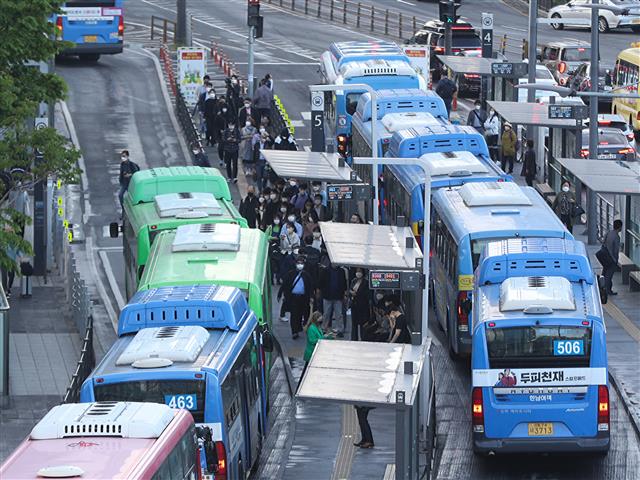 서울시버스노동조합 총파업이 철회된 가운데 26일 오전 서울역 버스정류장에서 버스들이 운행하고 있다. 서울시 시내버스 노사가 임금 5% 인상안에 합의하면서 서울 시내버스가 차질 없이 정상 운행한다. 서울시버스노동조합과 서울시버스운송사업조합은 파업을 2시간40분 남긴 이날 오전 1시20분쯤 서울지방노동위원회가 제시한 임금 5% 인상안을 수락했다. 앞서 시내버스 노조는 2년 연속 임금동결에 반발해 임금 8.09% 인상을 요구했고, 사측은 임금 동결을 고수하다가 일부 인상안을 제시했다. 2022.4.26 뉴스1