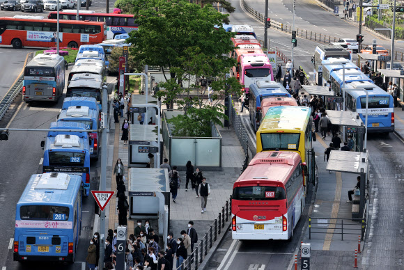 서울 버스업계 노사 협상이 타결된 26일 오전 서울역환승센터에 버스가 줄줄이 도착하고 있다. 2022.4.26  연합뉴스