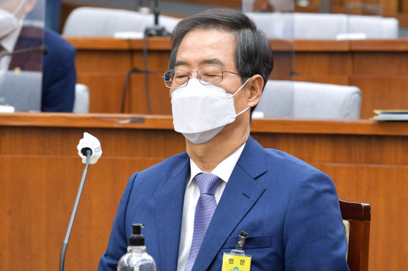 한덕수 국무총리 후보자가 26일 오전 서울 여의도 국회에서 열린 인사청문회에서 의원들의 의사진행 발언을 들으며 눈을 감고 있다. 2022.04.26 정연호 기자