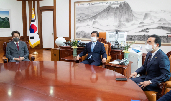 박홍근 더불어민주당 원내대표와 권성동 국민의힘 원내대표가 26일 오전 서울 여의도 국회에서 박병석 국회의장 주재로 열린 양당 원내대표 회동에 참석해 있다.2022. 4. 26 정연호 기자