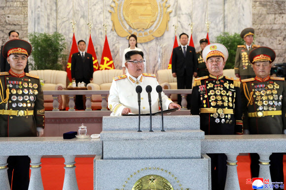 북한이 조선인민혁명군(항일유격대) 창건 90주년인 지난 25일 저녁 평양 김일성광장에서 열병식을 개최했다고 조선중앙통신이 26일 보도했다. 2022.4.26  평양 조선중앙통신·연합뉴스