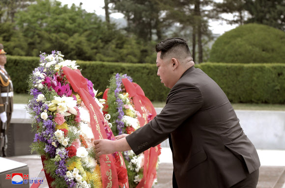 북한 김정은 국무위원장이 조선인민혁명군(항일 빨치산) 창건 90주년을 맞아 지난 25일 대성산혁명열사릉을 찾았다고 조선중앙통신이 26일 보도했다. 2022.4.26   평양 조선중앙통신·연합뉴스