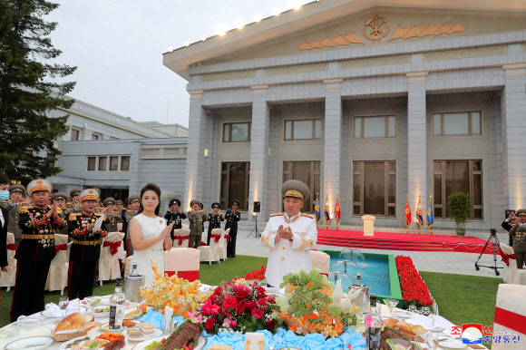 북한 김정은 국무위원장이 조선인민혁명군(항일 빨치산) 창건 90주년 경축행사에 참가한 각급 부대 지휘관들을 지난 25일 본부청사에서 만나 격려했다고 조선중앙통신이 26일 보도했다. 이날 행사에는 박정천 당 비서의 연설이 있었다. 2022.4.26  평양 조선중앙통신·연합뉴스