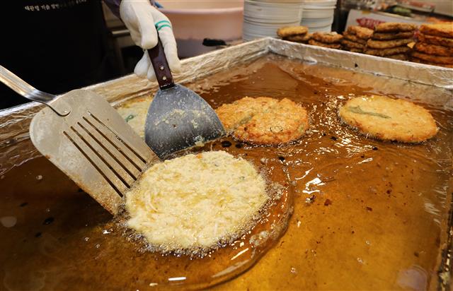 인니 팜유 수출 중단에 먹거리 가격 인상 우려