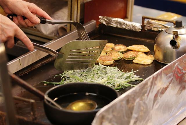 인도네시아 팜유 수출 중단…  먹거리 물가 비상