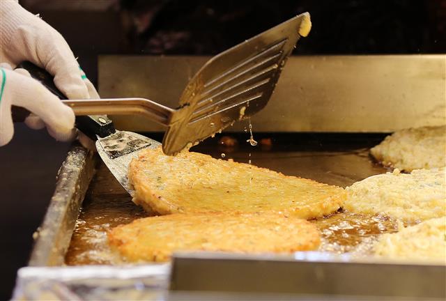 인도네시아 팜유 수출 중단…  먹거리 물가 비상