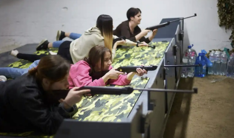 우크라이나 서남부 이바노프란키우스크의 가장 큰 학교인 릿시20 지하실에서는 여성들이 나란히 누워 소총을 들고 사격연습을 하고 있다. 가디언 캡처
