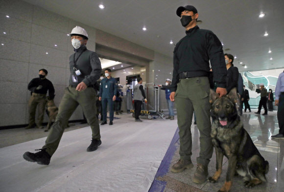 26일 오후 서울 용산구 국방부 청사 본관에서 윤석열 대통령 당선인 취임 후 집무실 준비를 위한 공사가 진행중이다.2022. 4. 26  정연호 기자