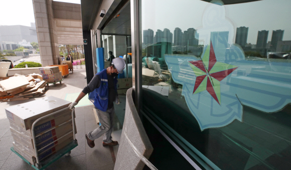 26일 오후 서울 용산구 국방부 청사 본관에서 윤석열 대통령 당선인 취임 후 집무실 준비를 위한 공사가 진행중이다.2022. 4. 26  정연호 기자