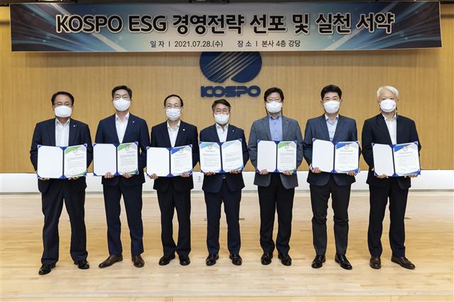 이승우(왼쪽 네 번째) 한국남부발전 사장은 지난해 7월 출자회사와 함께 ESG·윤리경영 실천서약을 체결했다. 한국남부발전 제공