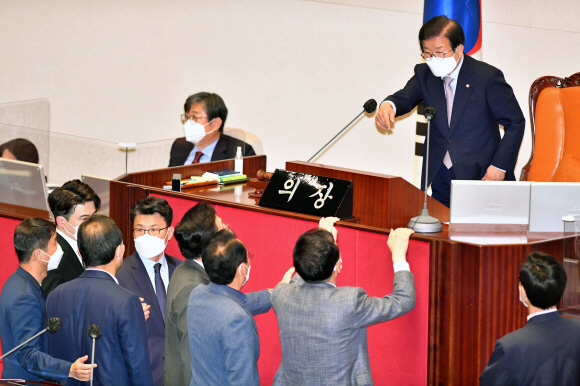 박병석 의장에 항의하는 국민의힘