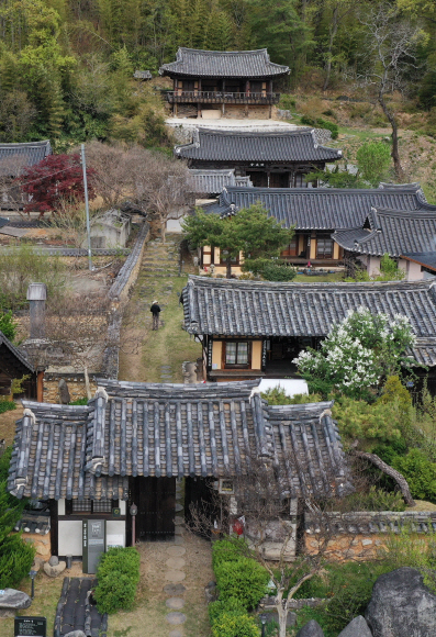 경북 성주의 사우당 종택 전경. 출입문부터 가장 위의 영모재까지 여러 건물이 단차를 두고 이어져 있다. 평지에 넓게 펼쳐진 대부분의 종택과 사뭇 다른 모양새여서 이채롭다.