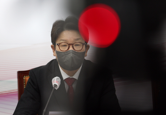 권성동 국민의힘 원내대표가 28일 국회에서 열린 최고위원회의에 참석, 모두발언을 하고 있다.2022. 4. 28  김명국 기자