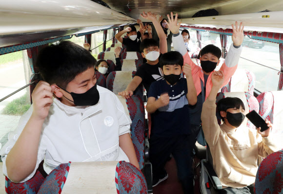 28일 오전 광주 북구 일곡동 서일초등학교 6학년 학생들이 수학여행 차 직업체험을 떠나고 있다. 이 학교는 학부모 의견을 수렴해 직업체험과 학내 문화·예술 체험을 결합한 ‘비숙박’ 수학여행을 진행하기로 했다. 2022.4.28  연합뉴스